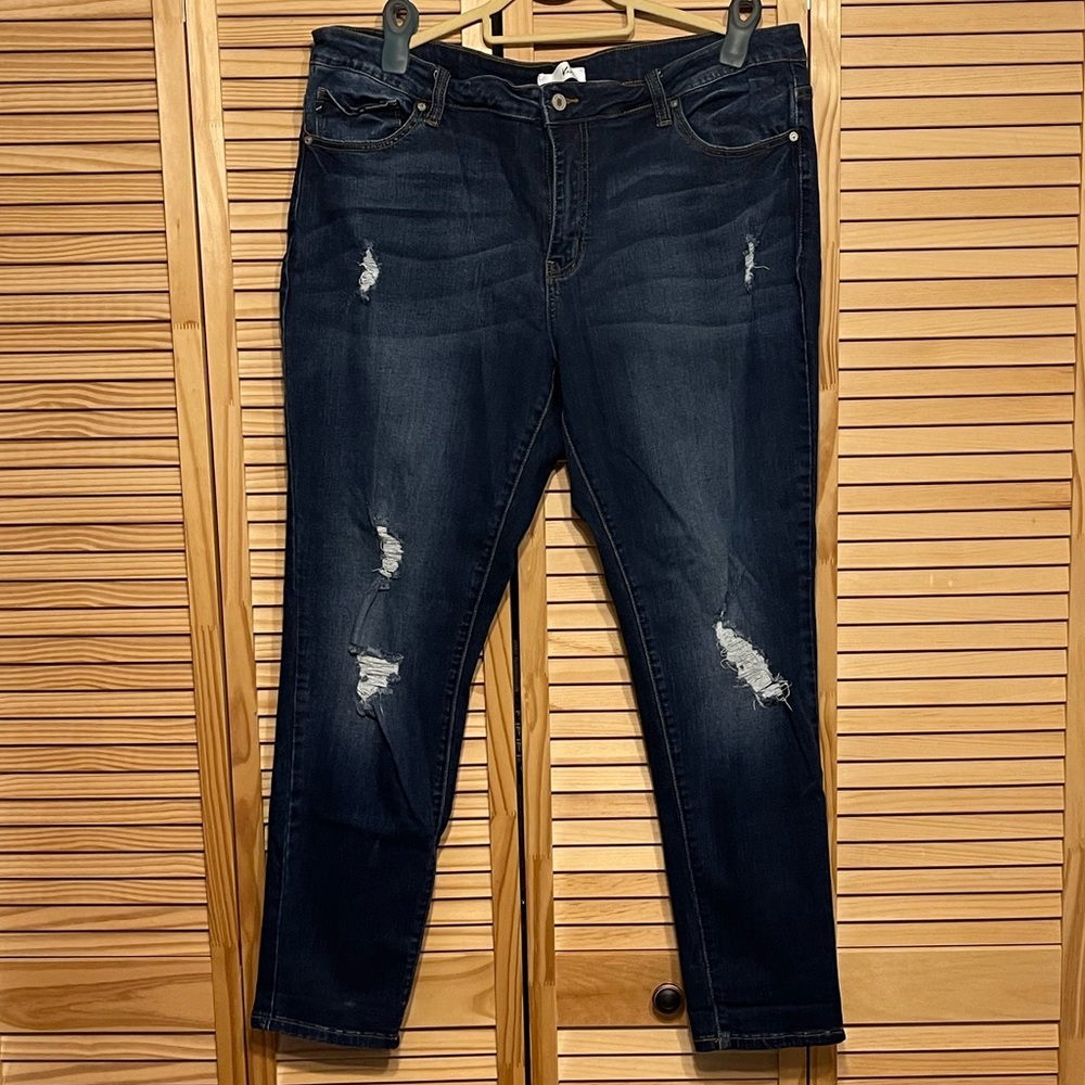 Distressed stretch jeans